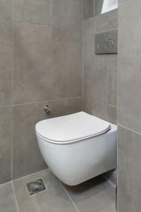 Modernised Athenian Apartment /W 2Br & 2Ba المظهر الخارجي الصورة