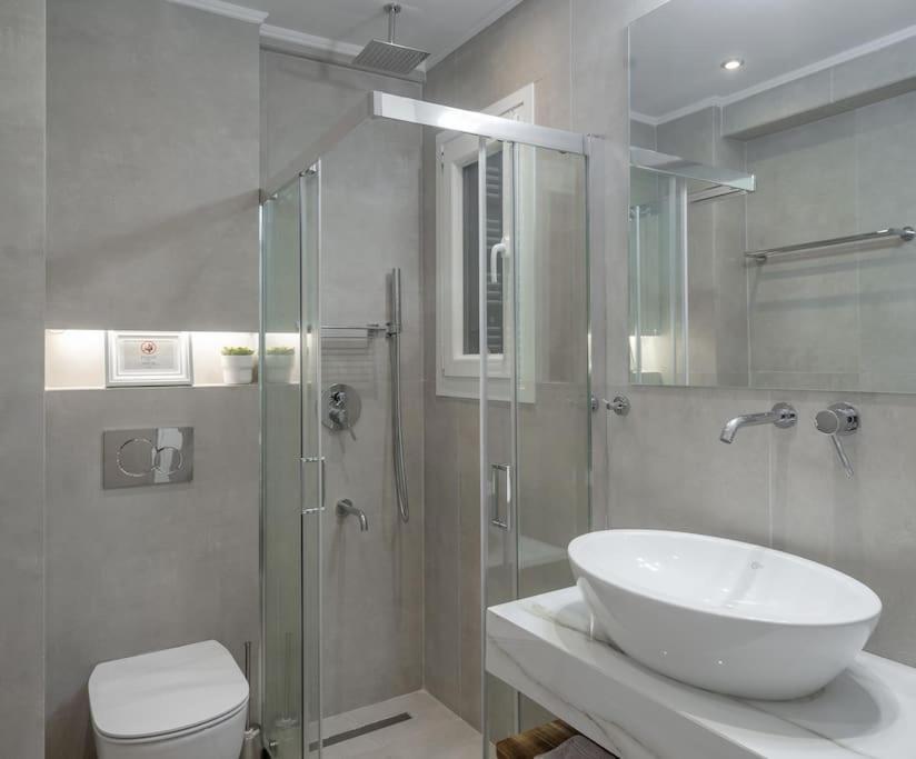 Modernised Athenian Apartment /W 2Br & 2Ba المظهر الخارجي الصورة